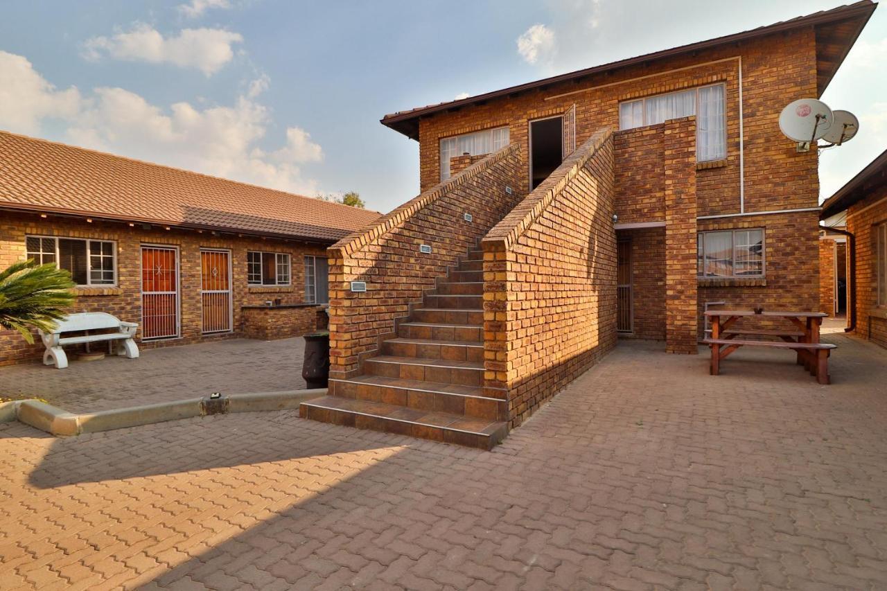 Rudman Townhouses - Family Apartment Boksburg Luaran gambar