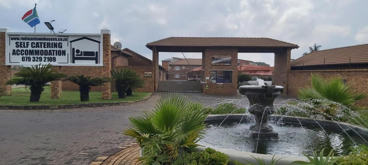 Rudman Townhouses - Family Apartment Boksburg Luaran gambar