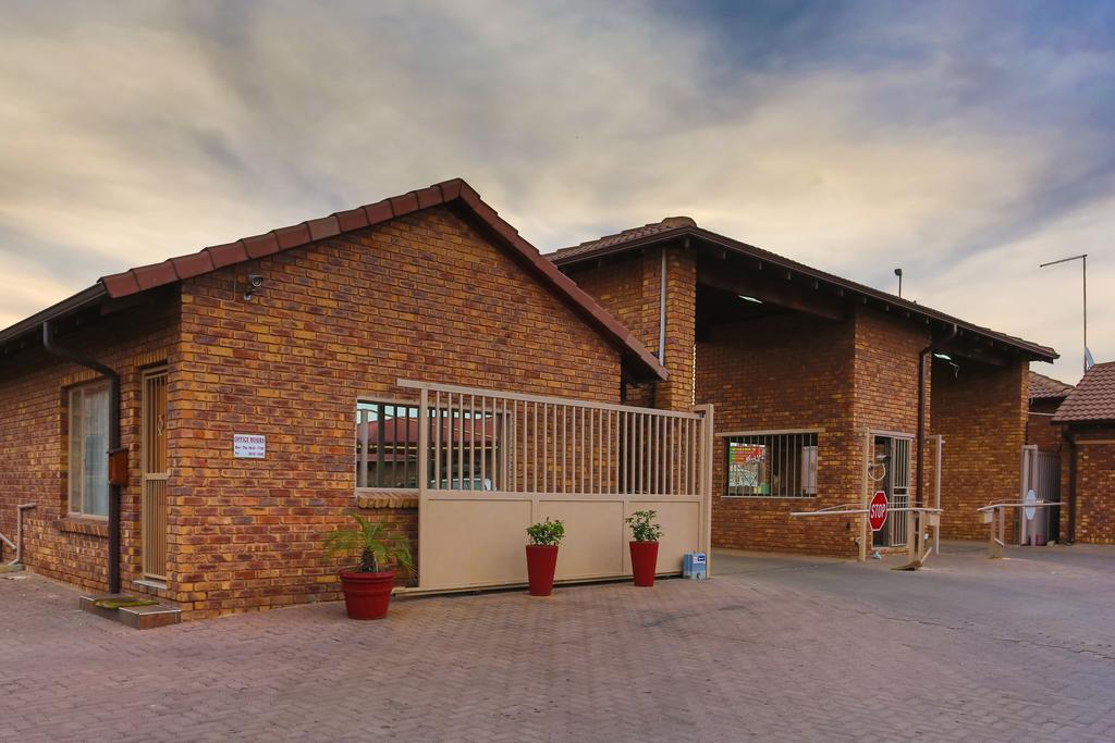 Rudman Townhouses - Family Apartment Boksburg Luaran gambar